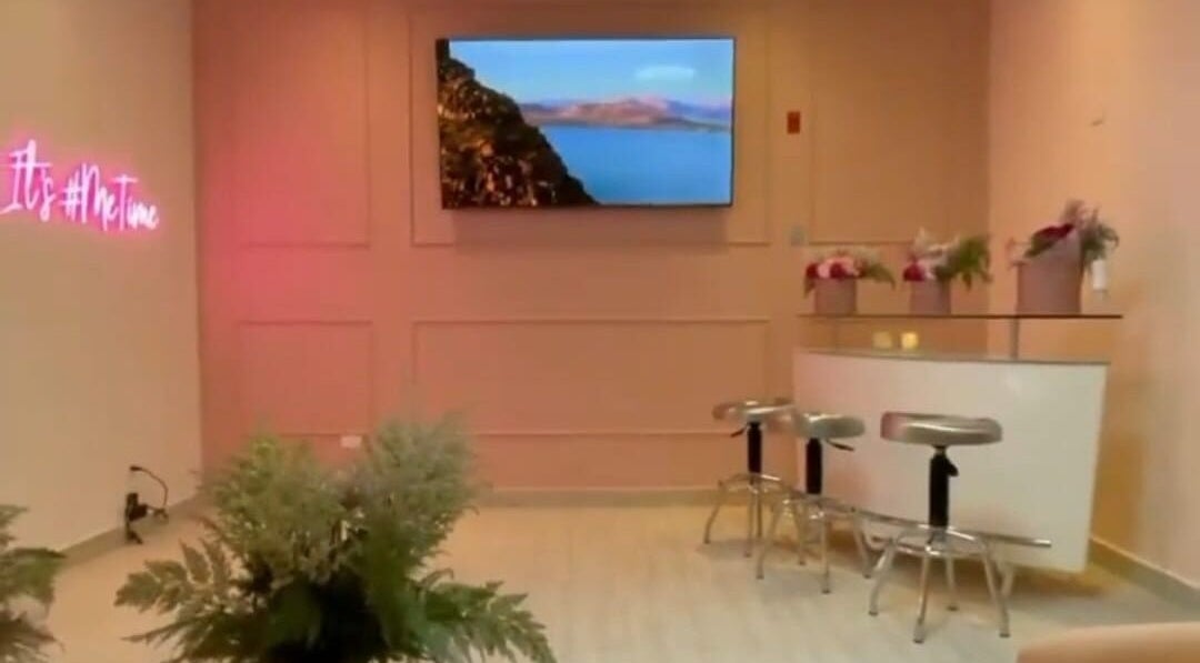 Elegante salón de CH BEAUTY en Panamá, Provincia De Panamá, PA con decoración moderna y asientos acogedores.
