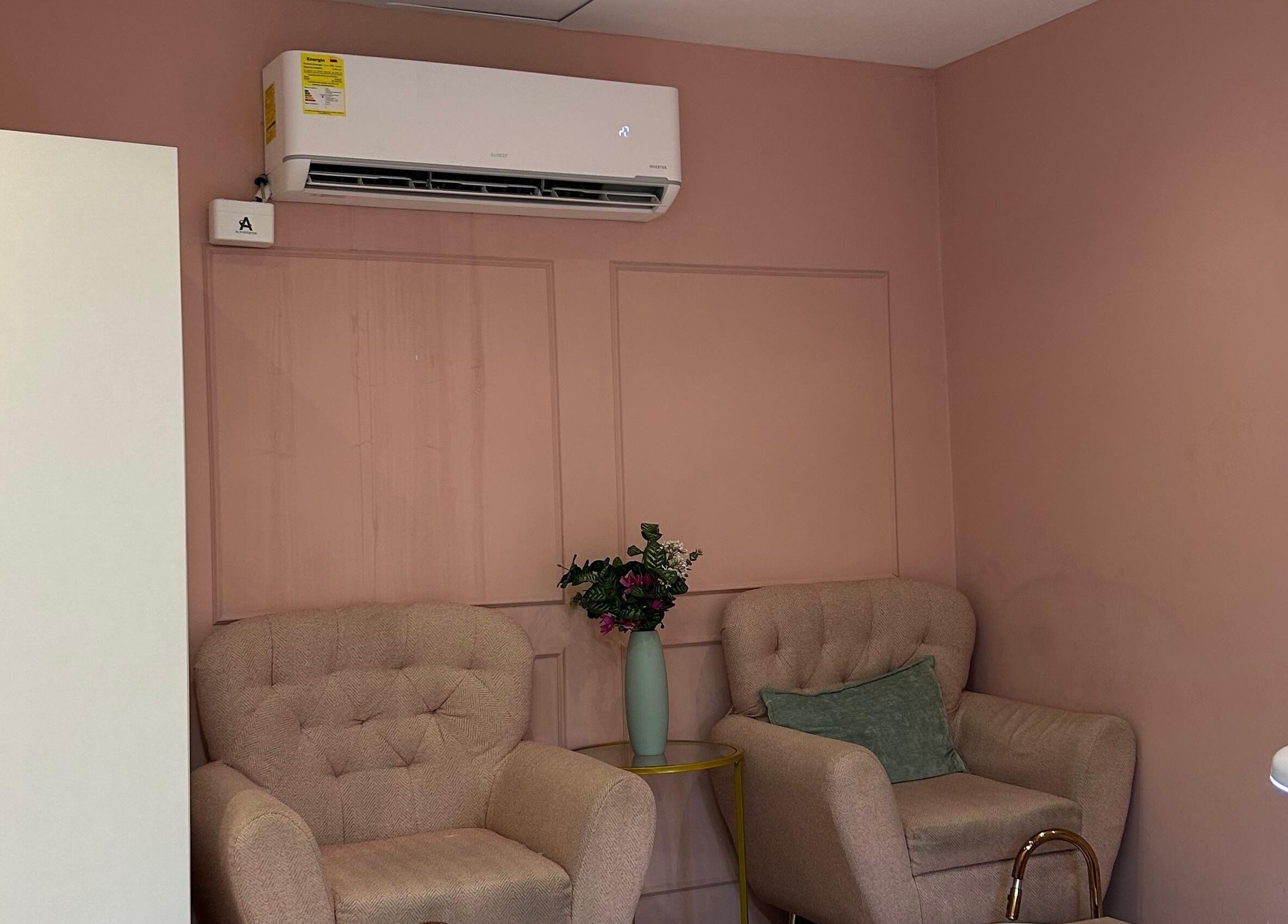 Sala de espera en CH BEAUTY, Panamá, Provincia De Panamá, PA con sillones y decoración floral.