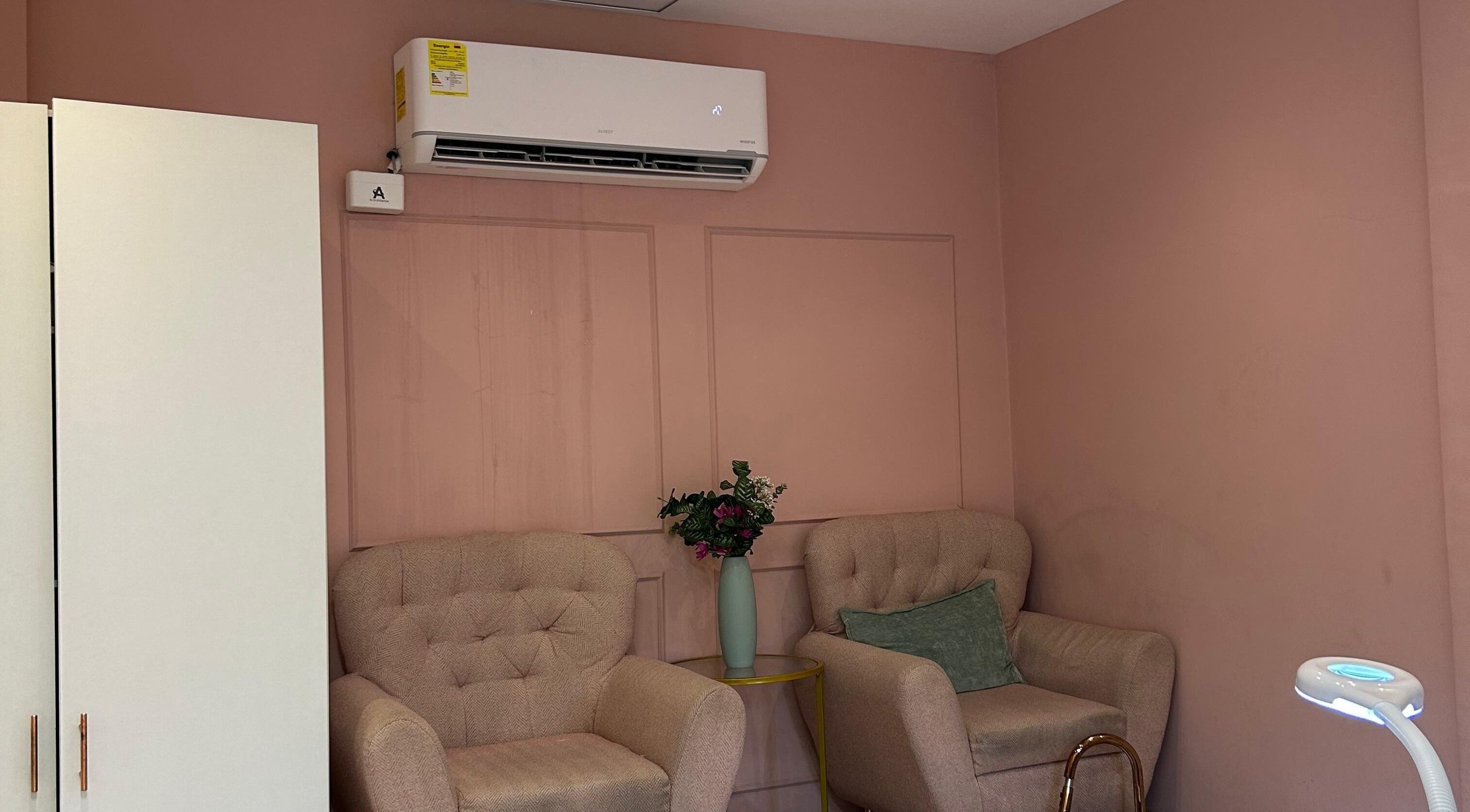 Sala de espera en CH BEAUTY, Panamá, Provincia De Panamá, PA con sillones y decoración floral.