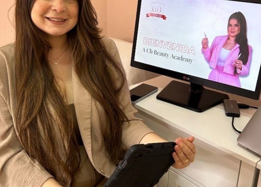 Mujer en CH BEAUTY, Panamá, con pantalla bienvenida. Ambiente cálido y profesional.