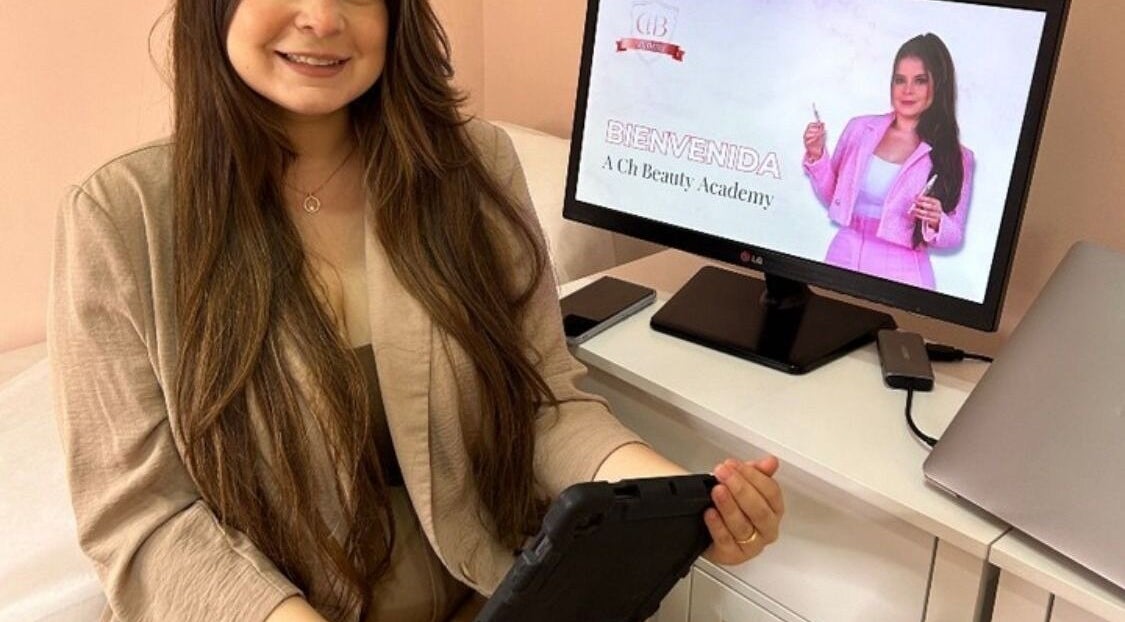 Mujer en CH BEAUTY, Panamá, con pantalla bienvenida. Ambiente cálido y profesional.