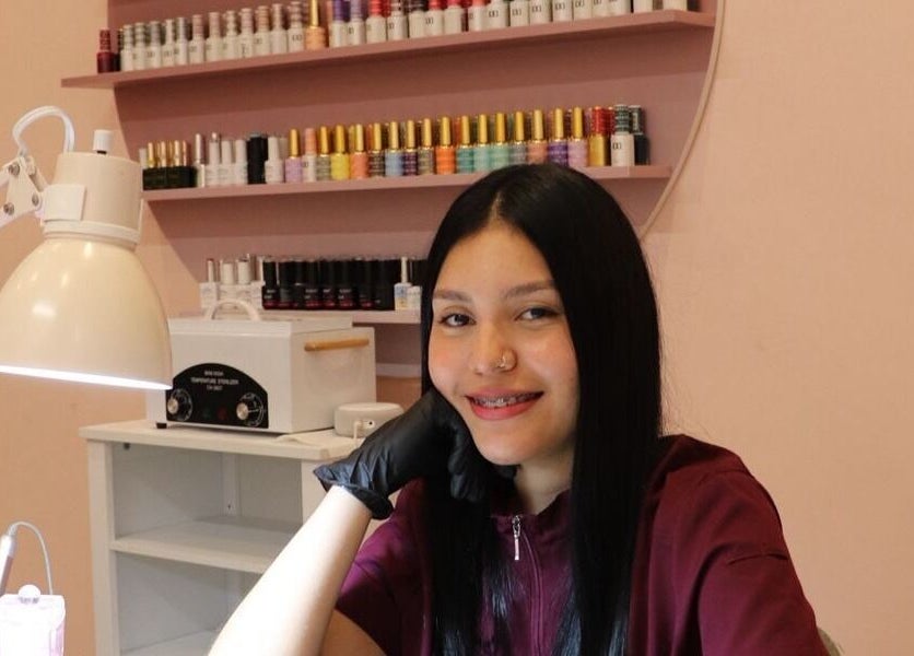 Técnica de uñas en CH BEAUTY, Panamá, Provincia De Panamá, PA, mostrando su espacio de trabajo profesional.