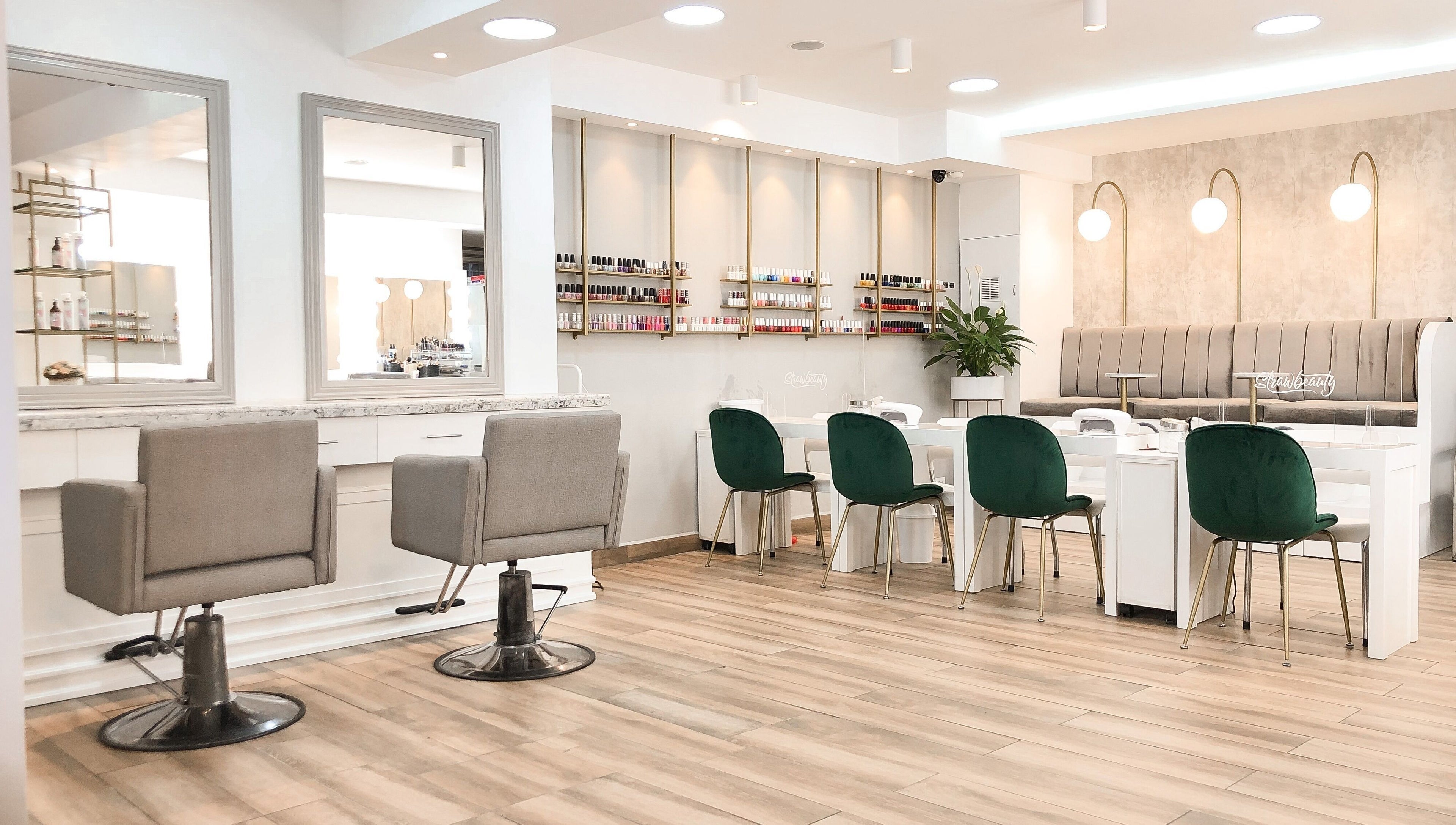 Interior moderno de Strawbeauty La Coruña en Quito, Pichincha, EC con sillas verdes y estación de manicura.