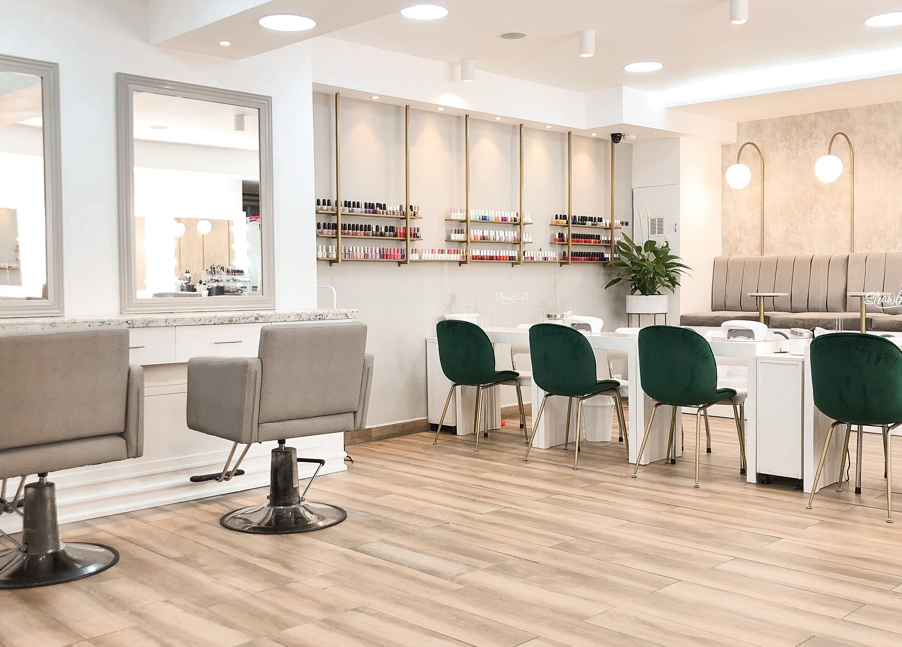 Interior moderno de Strawbeauty La Coruña en Quito, Pichincha, EC con sillas verdes y estación de manicura.