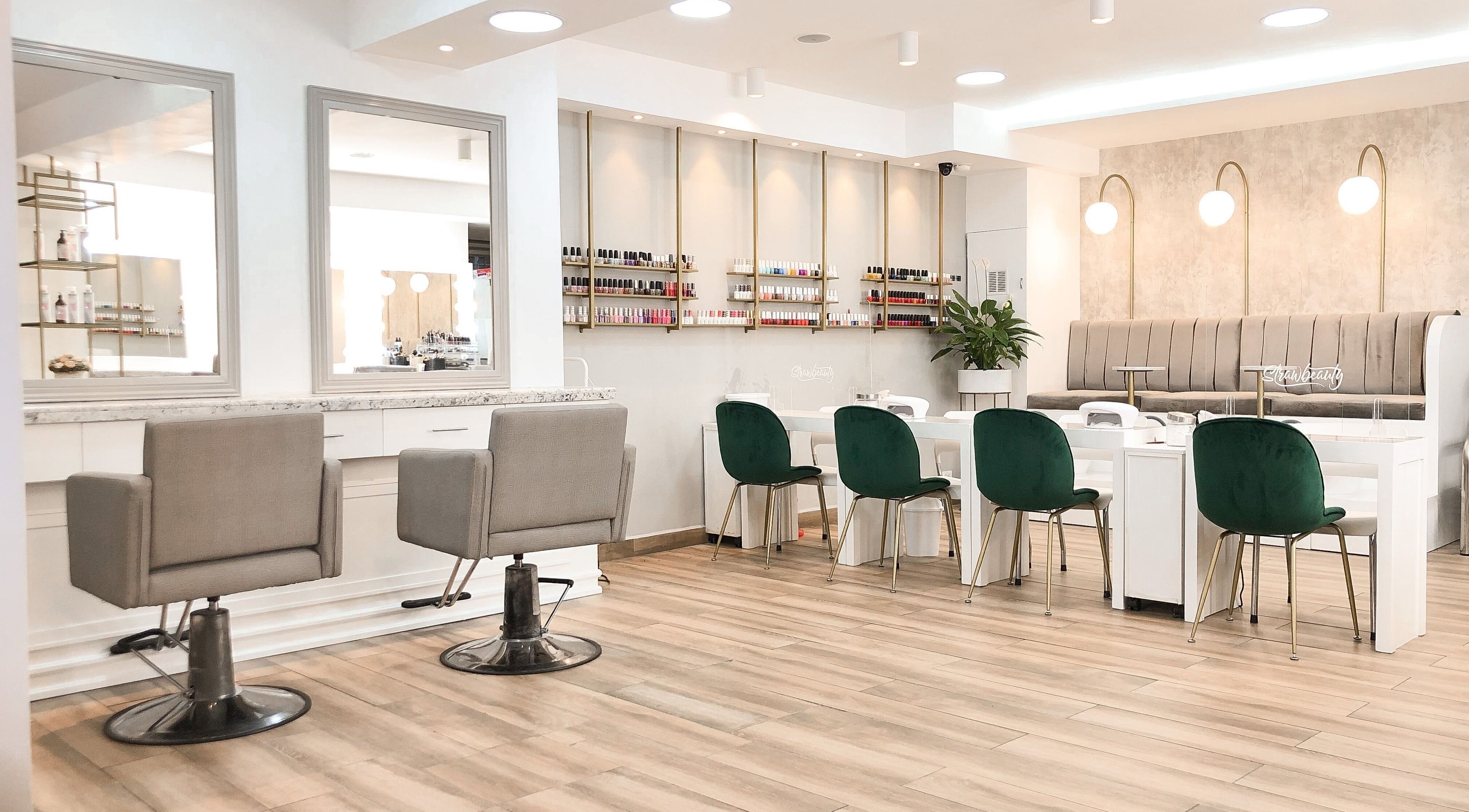 Interior moderno de Strawbeauty La Coruña en Quito, Pichincha, EC con sillas verdes y estación de manicura.