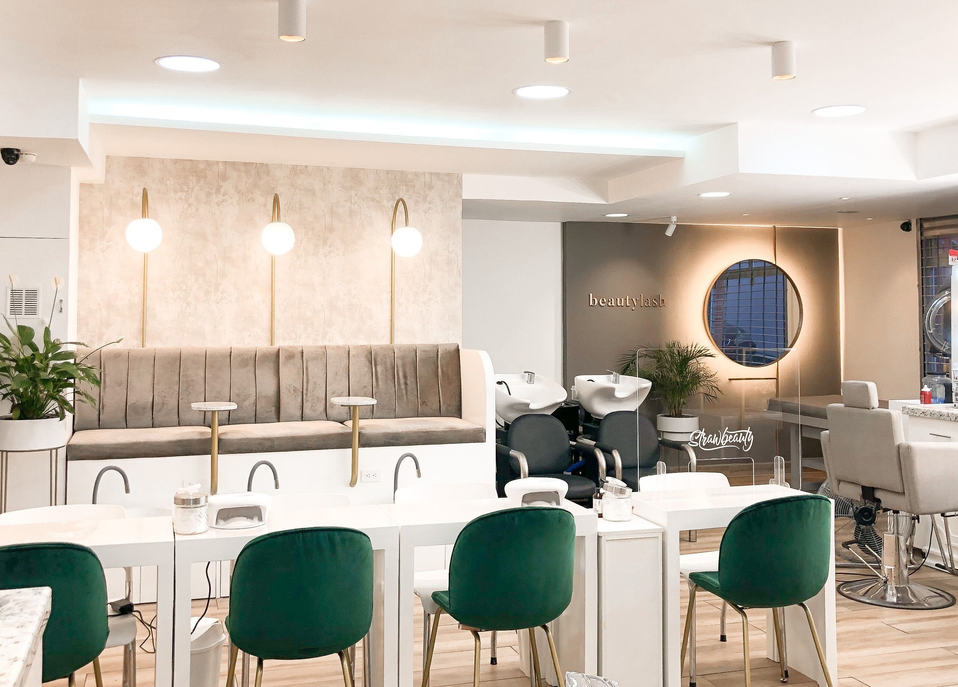 Interior moderno de Strawbeauty La Coruña, Quito, Pichincha, EC: sillas lujosas y lavabos elegantes.