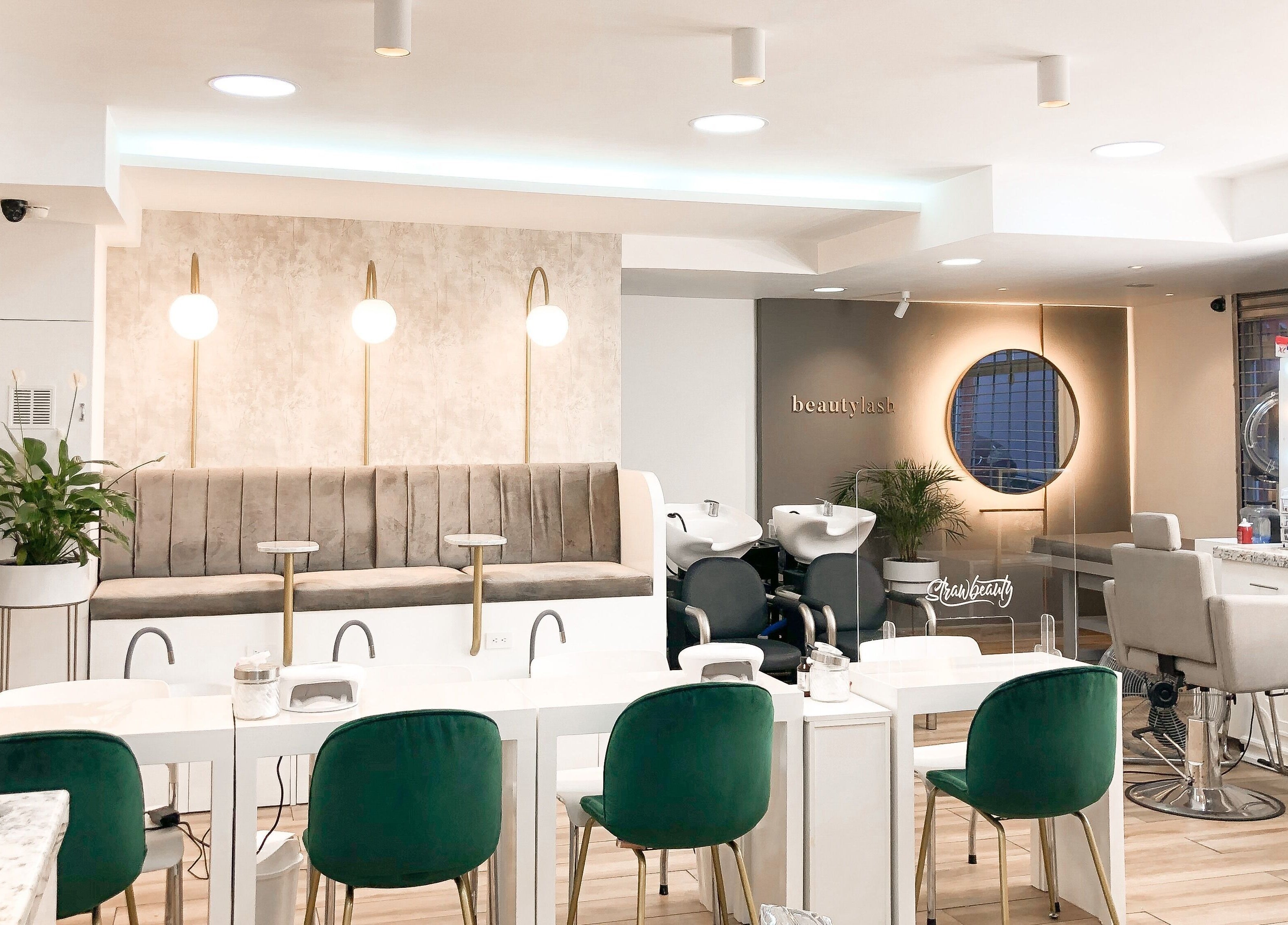 Interior moderno de Strawbeauty La Coruña, Quito, Pichincha, EC: sillas lujosas y lavabos elegantes.