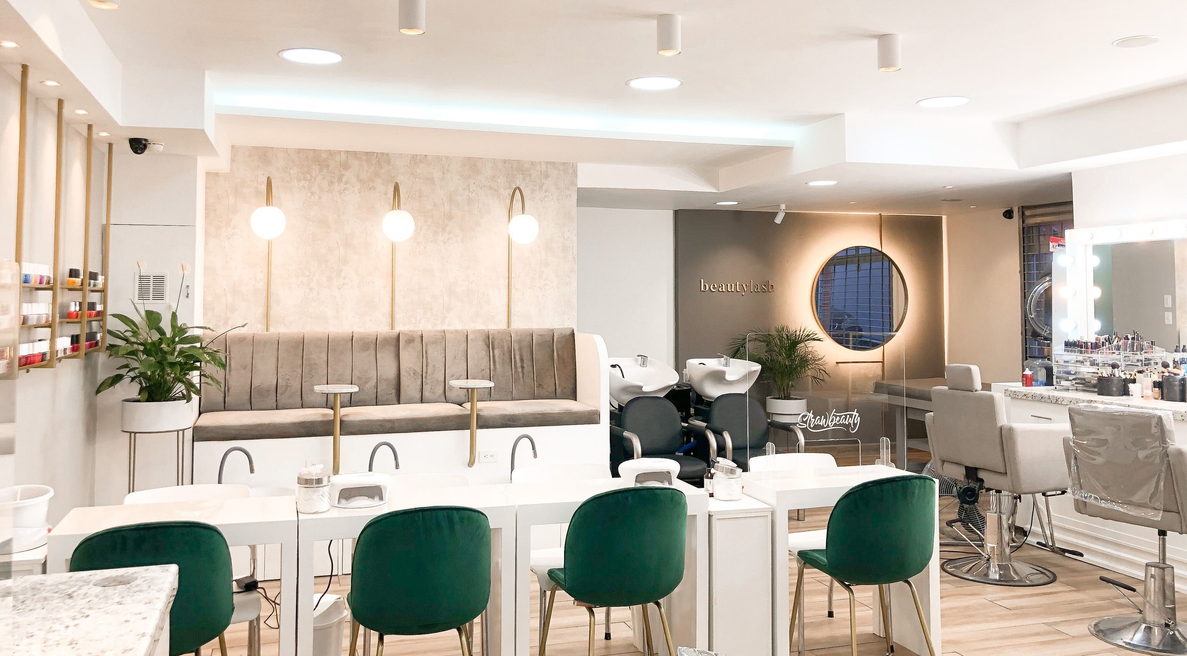 Interior moderno de Strawbeauty La Coruña, Quito, Pichincha, EC: sillas lujosas y lavabos elegantes.