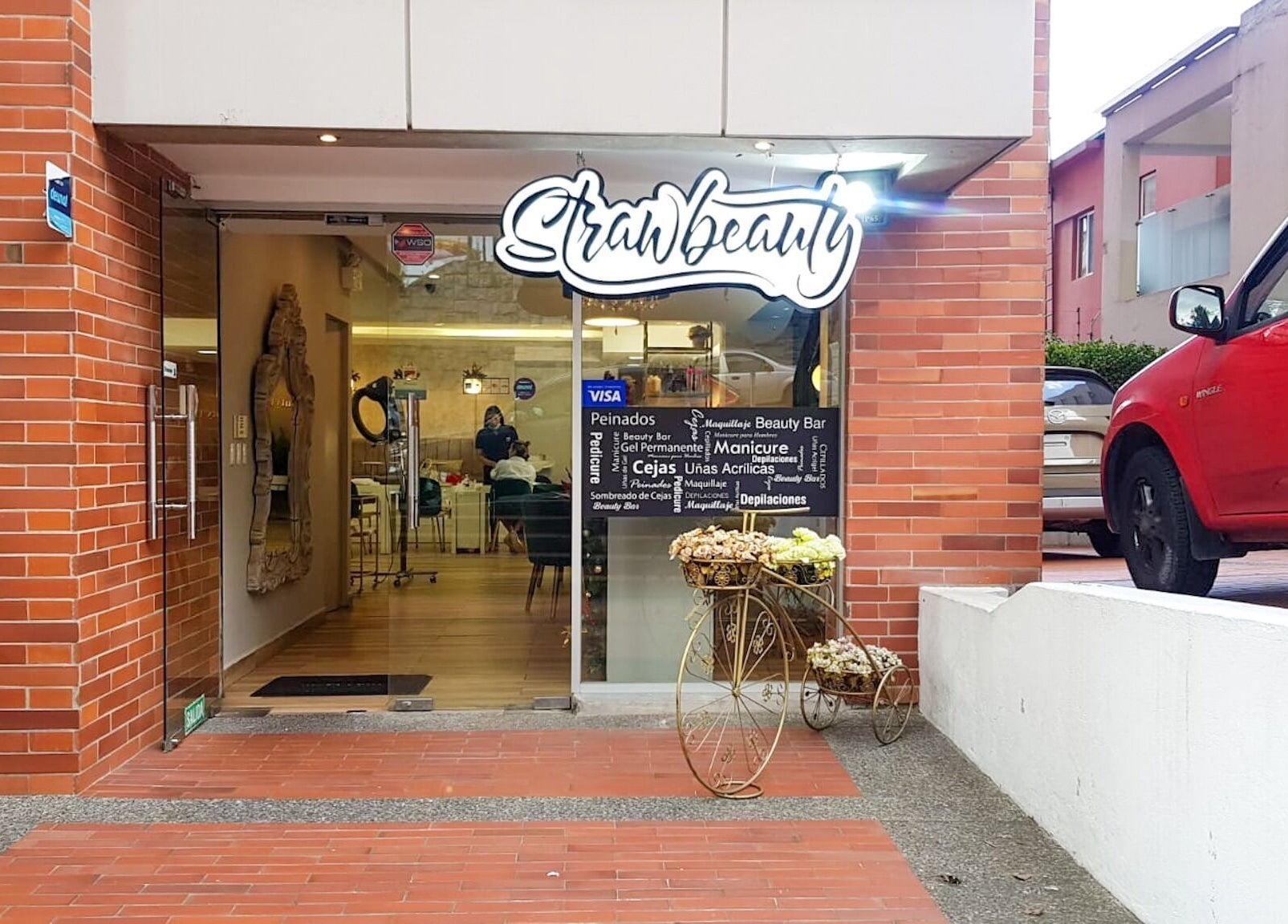Vista de la entrada de Strawbeauty La Coruña en Quito, Pichincha, EC, destacando su diseño moderno.
