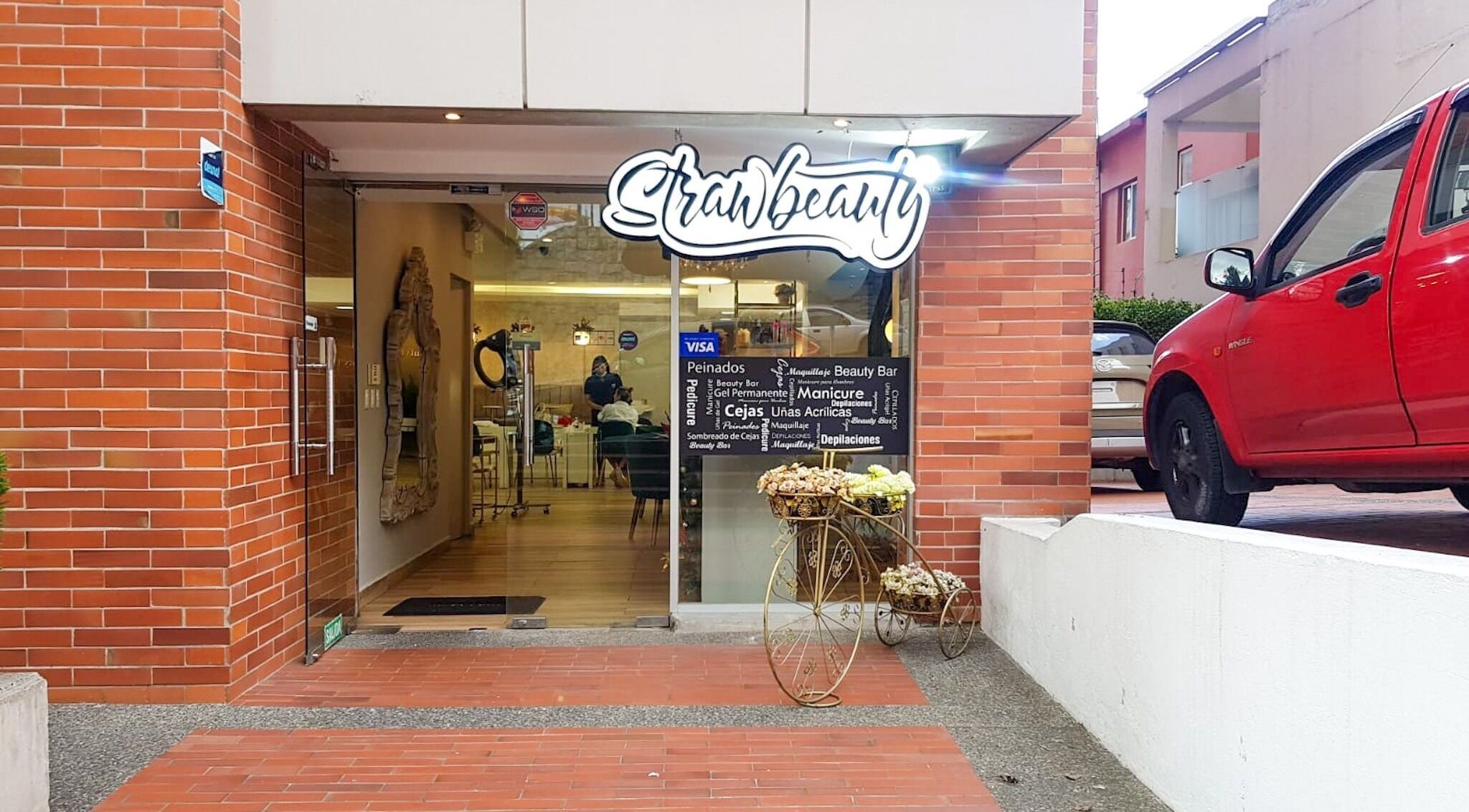 Vista de la entrada de Strawbeauty La Coruña en Quito, Pichincha, EC, destacando su diseño moderno.