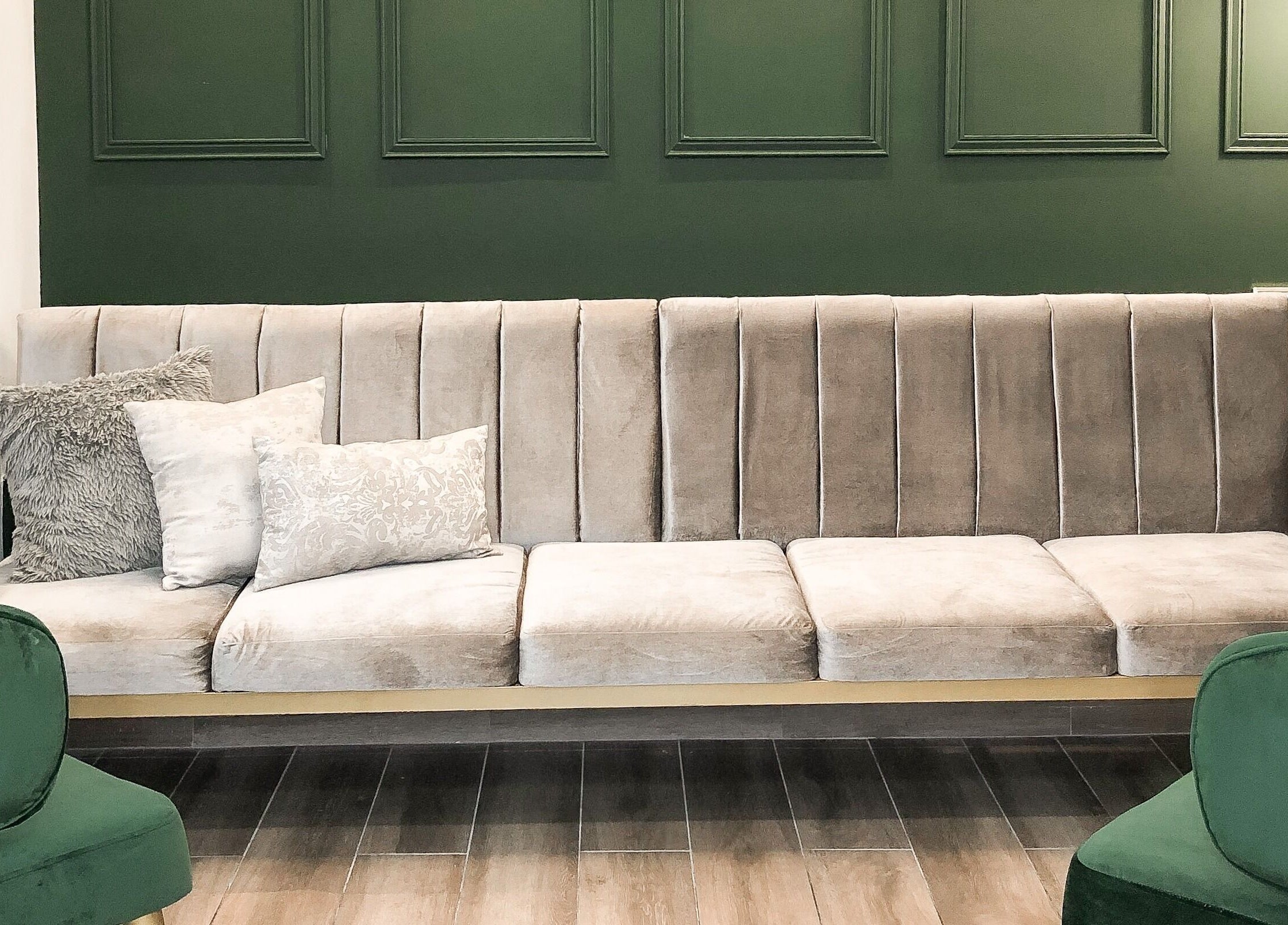 Elegante sofá en Strawbeauty La Coruña, Quito, Pichincha, EC. Ideal para relajarse en un ambiente acogedor.