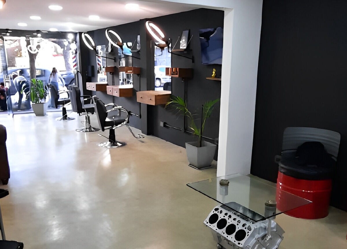 Interior moderno de Barberia Palermo's en Castelar, Provincia De Buenos Aires, AR, mostrando sillas y espejos.