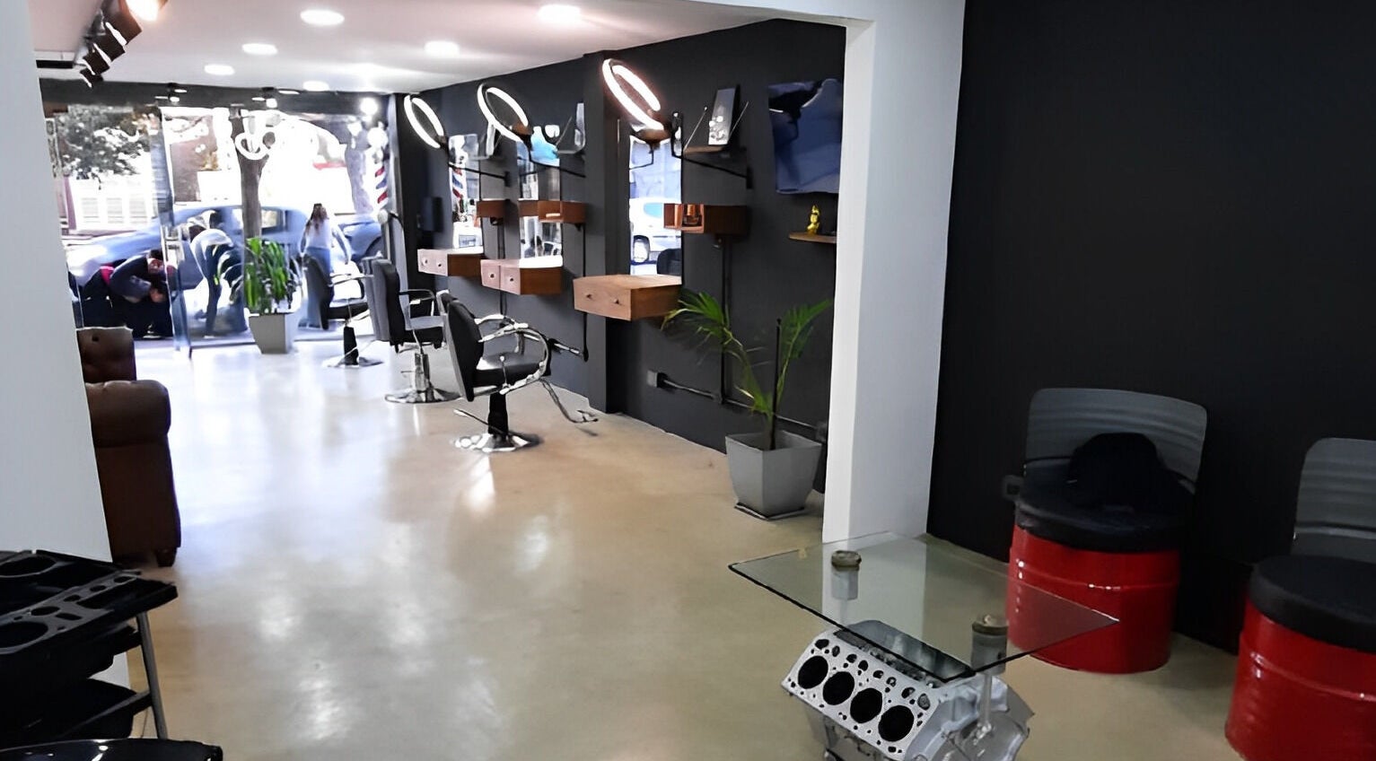 Interior moderno de Barberia Palermo's en Castelar, Provincia De Buenos Aires, AR, mostrando sillas y espejos.