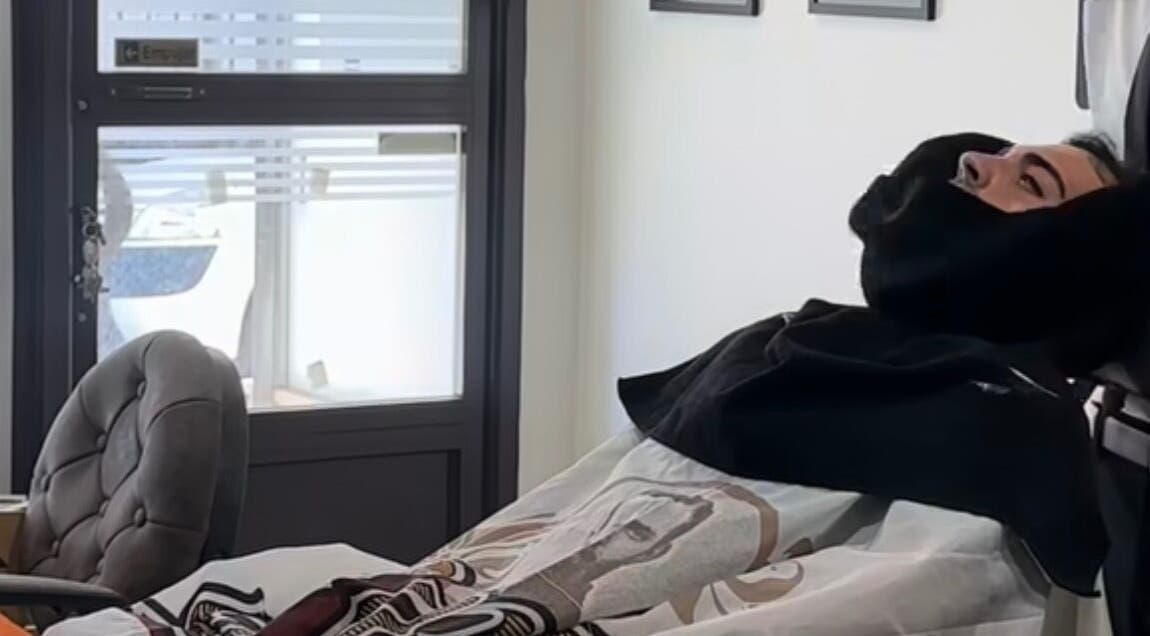 Cliente disfrutando de tratamiento facial en Elegans Club, Puente Genil, Andalucía, ES.