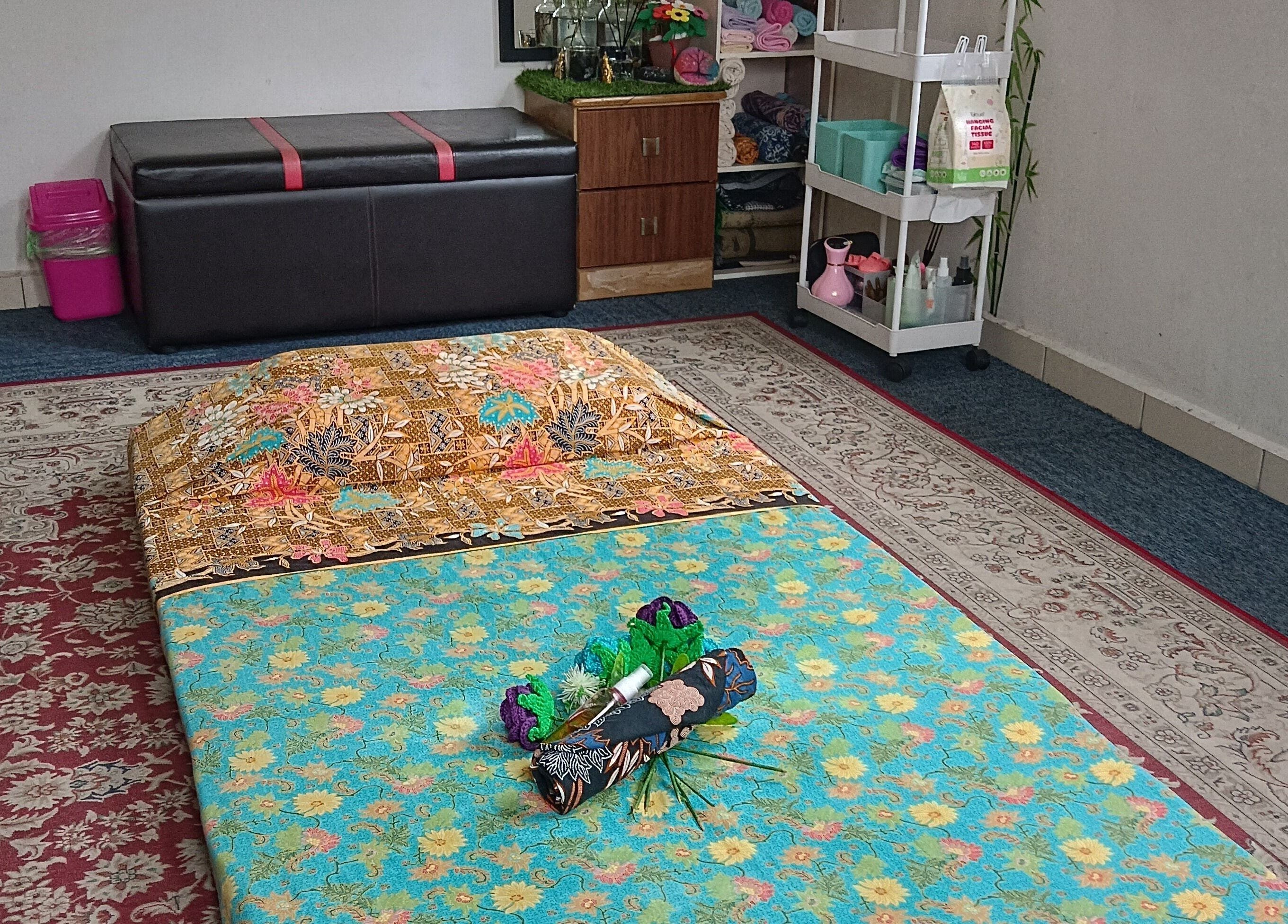 Comfortable massage area at Tusuk Jari Pulau Pinang, Bukit Mertajam, Pulau Pinang, MY, featuring vibrant decor.