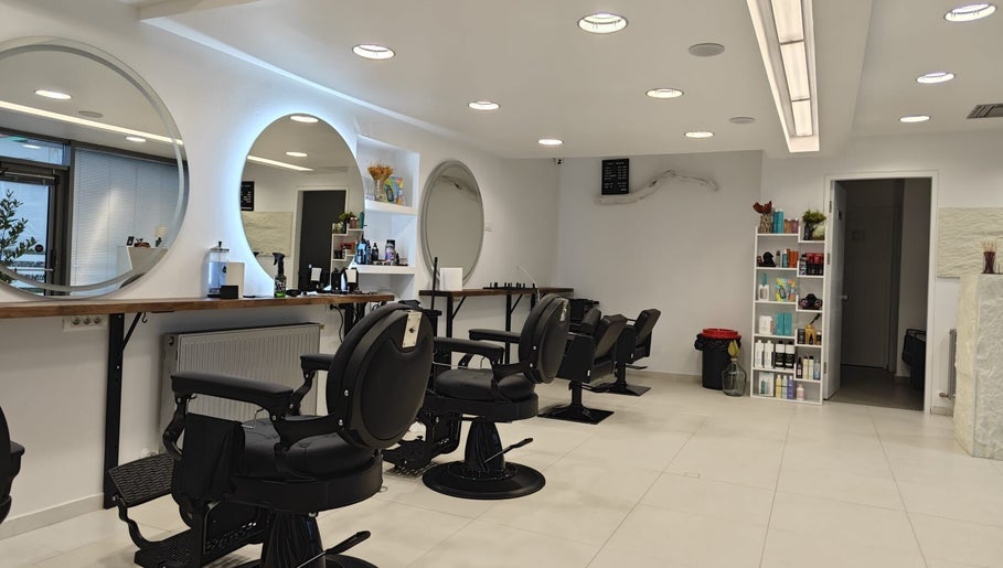 Salon elegant la MWS - Men and Women Studio Stefanesti, Stefanesti, Romania, RO, cu oglinzi mari și scaune moderne.