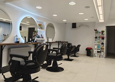 Salon elegant la MWS - Men and Women Studio Stefanesti, Stefanesti, Romania, RO, cu oglinzi mari și scaune moderne.