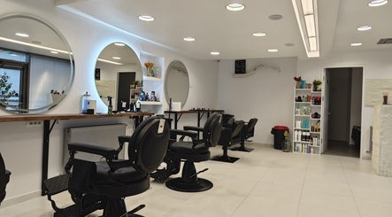 Salon elegant la MWS - Men and Women Studio Stefanesti, Stefanesti, Romania, RO, cu oglinzi mari și scaune moderne.