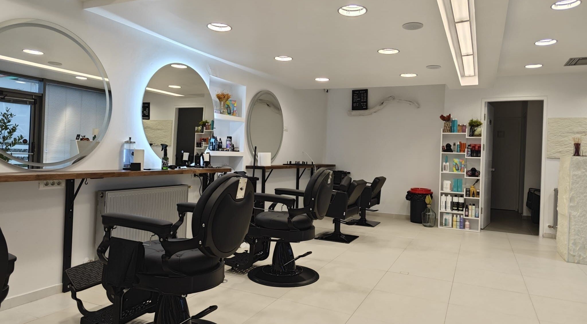 Salon elegant la MWS - Men and Women Studio Stefanesti, Stefanesti, Romania, RO, cu oglinzi mari și scaune moderne.