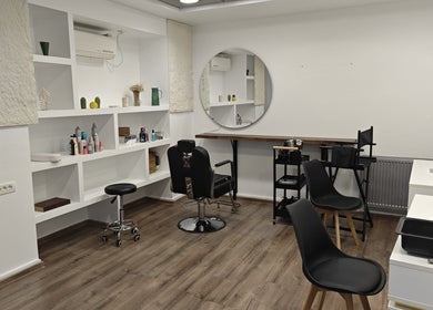 Interior modern la MWS - Men and Women Studio Stefanesti, Stefanesti, Romania, RO, cu scaune și oglindă mare.