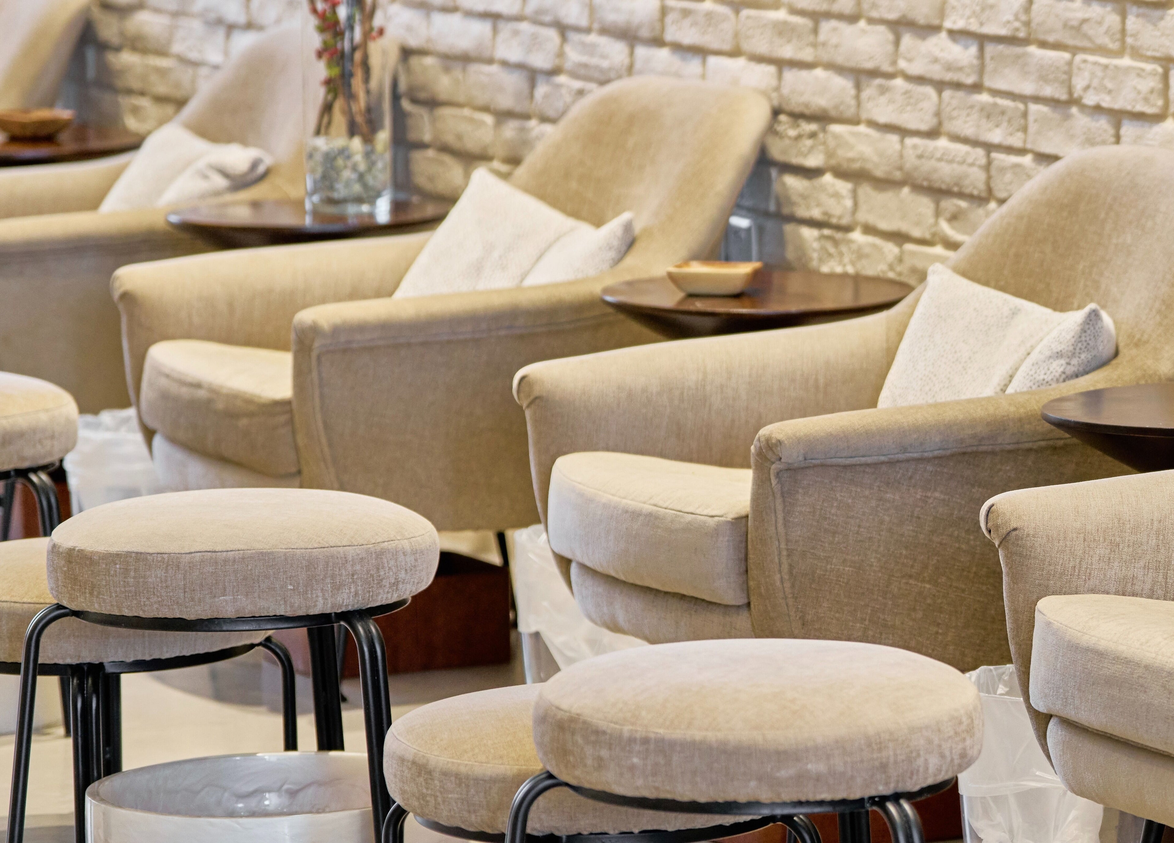 Relaxing seating area at Anamil Spa - Al Rabi, Riyadh, Riyadh Province, SA with plush chairs and side tables.