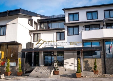 Фасадата на Riverside Boutique Hotel Bansko в Банско, Благоевград, BG, изпъква с модерен дизайн и уютна атмосфера.