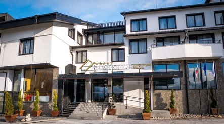 Фасадата на Riverside Boutique Hotel Bansko в Банско, Благоевград, BG, изпъква с модерен дизайн и уютна атмосфера.