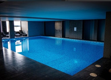 Вътрешен басейн в Riverside Boutique Hotel Bansko, Банско, Благоевград, BG с модерни шезлонги.