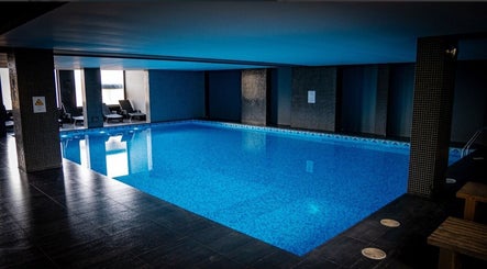 Вътрешен басейн в Riverside Boutique Hotel Bansko, Банско, Благоевград, BG с модерни шезлонги.