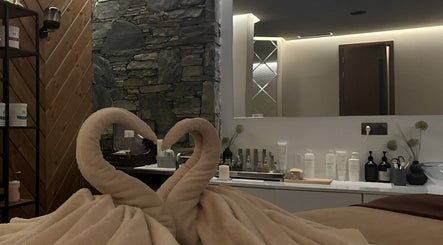 Уютно спа помещение в Evia Beauty, Bansko Riverside Boutique Hotel, Благоевград, BG с оформени кърпи лебеди.