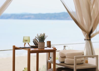 Спокойна зона на плажа в Olive Villas Sozopol, Созопол, Бургас, BG с маса и декорация.