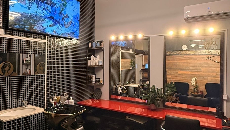 Салон на Evia health & beauty в Банско, Благоевград, BG с модерен интериор и огледала.