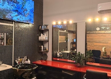 Салон на Evia health & beauty в Банско, Благоевград, BG с модерен интериор и огледала.