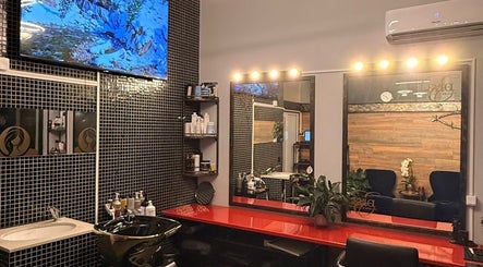 Салон на Evia health & beauty в Банско, Благоевград, BG с модерен интериор и огледала.