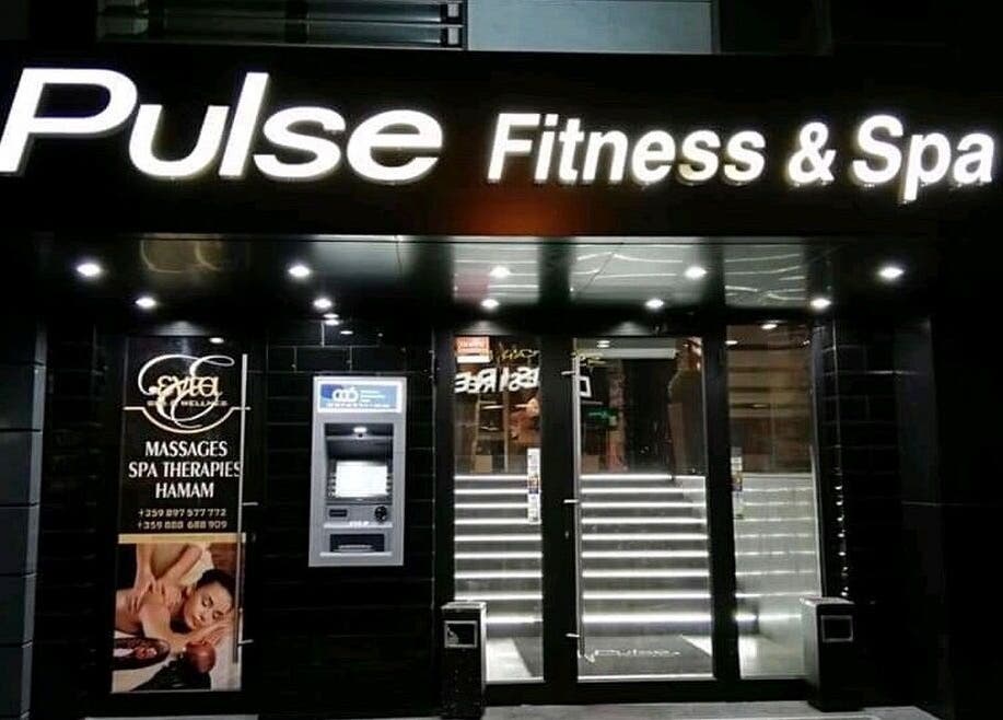 Вход на Evia Spa в Pulse Fitness Plovdiv, Пловдив, Пловдив, BG с осветено лого и стъклена врата.