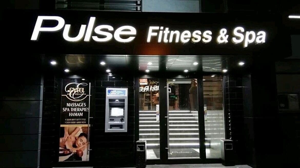 Вход на Evia Spa в Pulse Fitness Plovdiv, Пловдив, Пловдив, BG с осветено лого и стъклена врата.