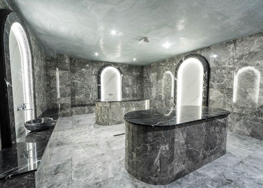 Луксозен мраморен интериор на Evia Spa в Pulse Fitness Plovdiv, Пловдив, Пловдив, BG.