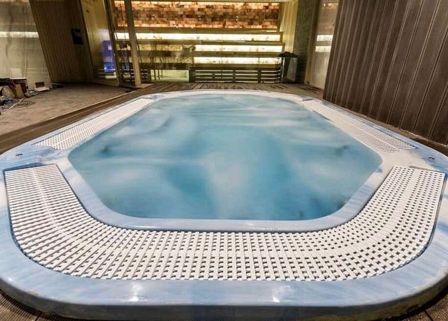 Луксозен спа басейн в Evia Spa in Pulse Fitness Plovdiv, Пловдив, Пловдив, BG.