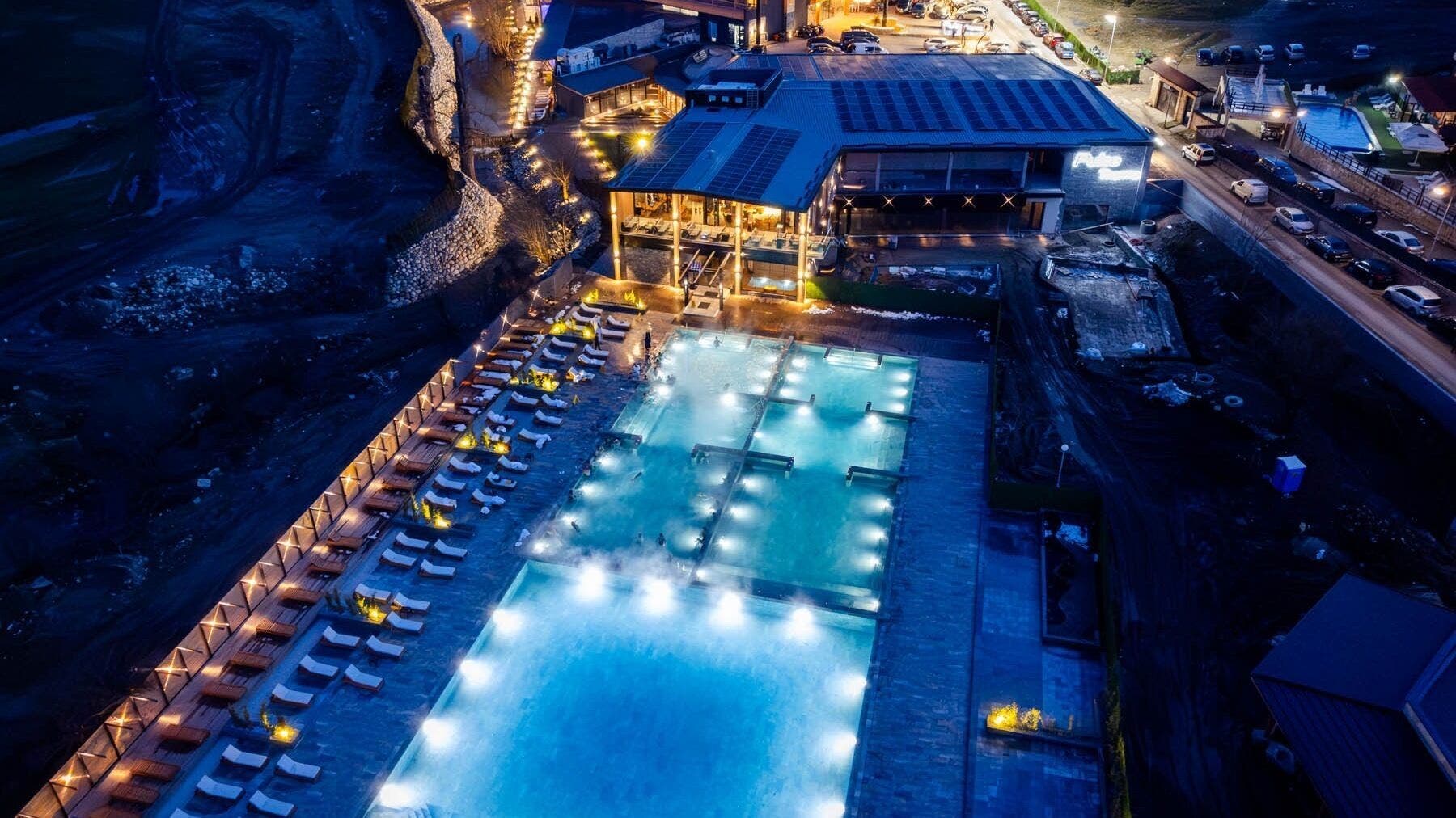 Нощни светлини над басейна на Evia Spa в Grand Hotel Therme Banya, Bansko, Razlog, Blagoevgrad Province, BG.