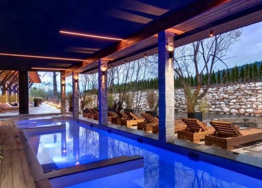 Елегантен открит басейн в Evia Spa в Grand Hotel Therme Banya, Bansko, Razlog, Blagoevgrad Province, BG.