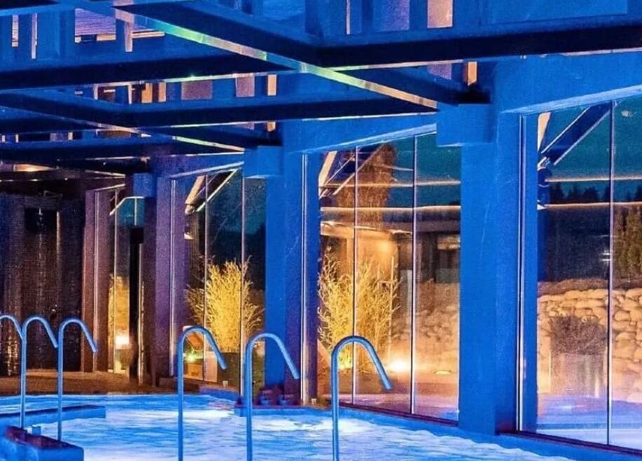 Разкошен нощен изглед на басейна в Evia Spa в Grand Hotel Therme Banya, Bansko, Razlog, Blagoevgrad Province, BG.