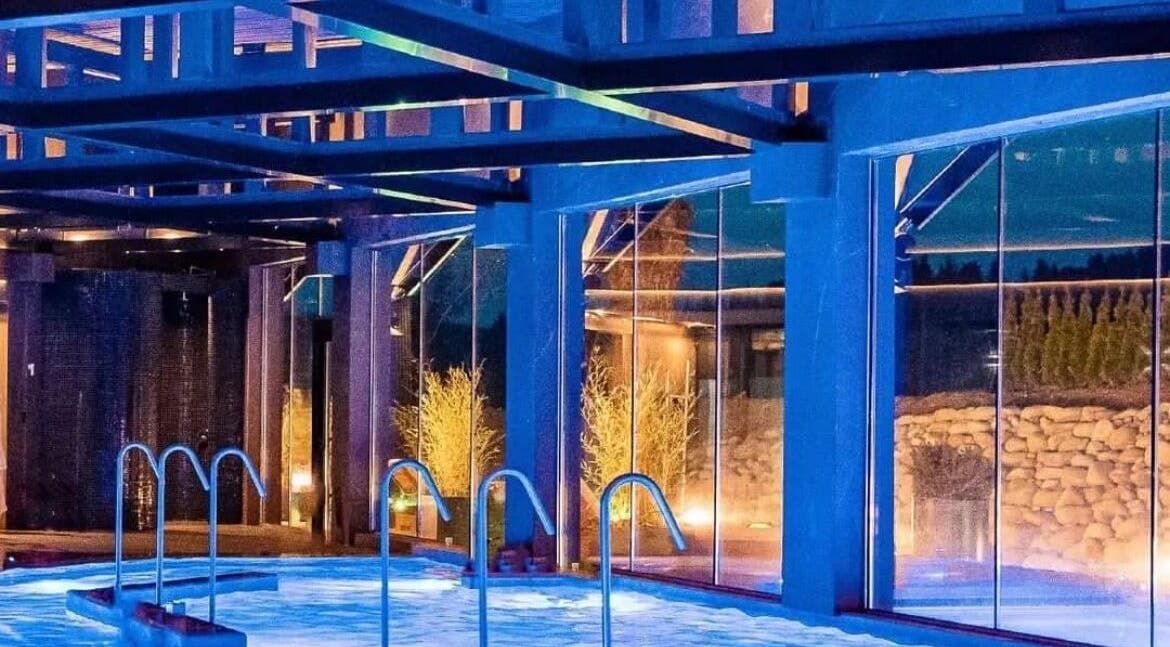 Разкошен нощен изглед на басейна в Evia Spa в Grand Hotel Therme Banya, Bansko, Razlog, Blagoevgrad Province, BG.