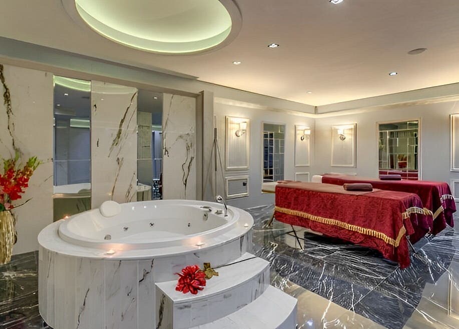 Луксозна спа стая в Evia Spa в Grand Hotel Sveti Vlas, Свети Влас, България, BG с джакузи и масажни легла.