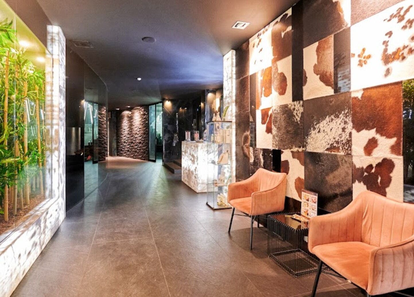 Елегантно фоайе в Evia Spa в Pulse Fitness Mladost Sofia, София, Област София, BG, с растителни елементи.