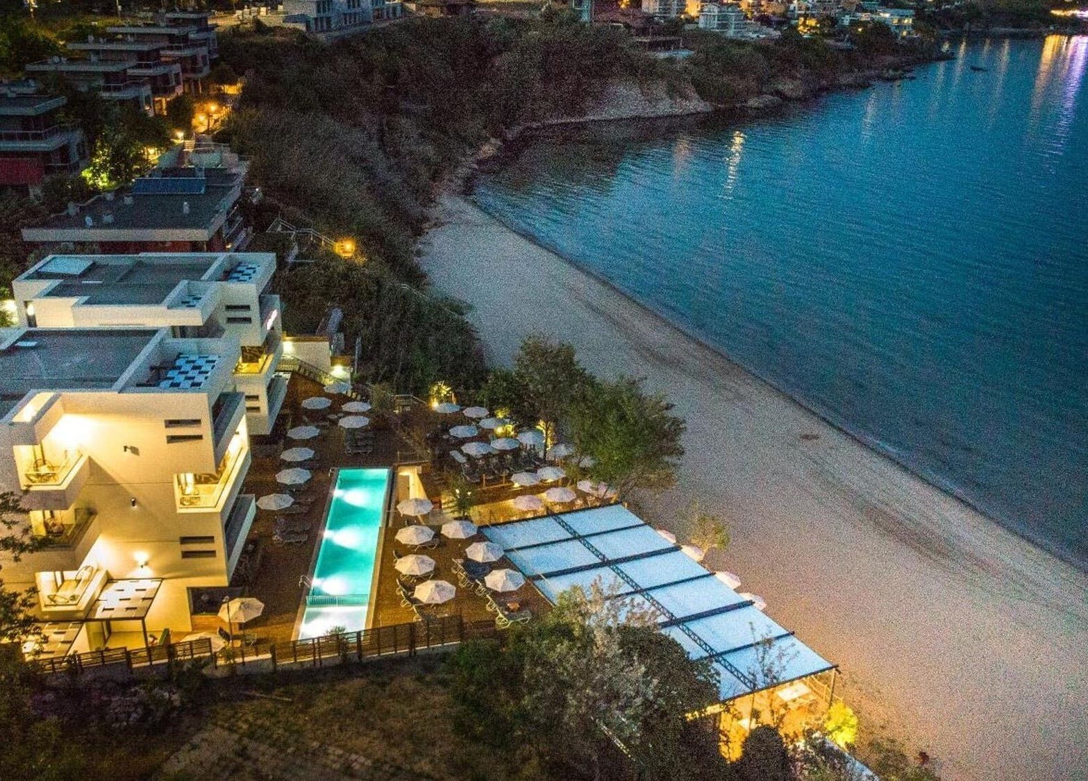 Нощна снимка на Evia Spa в Olive Villas Sozopol, Созопол, Бургас, BG с изглед към басейн и плаж.