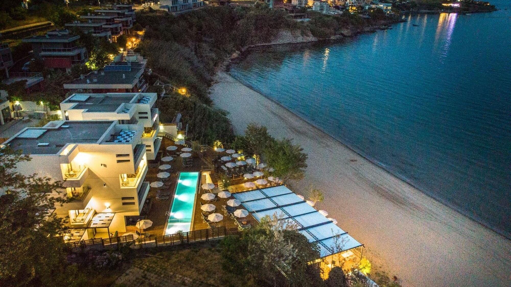 Нощна снимка на Evia Spa в Olive Villas Sozopol, Созопол, Бургас, BG с изглед към басейн и плаж.