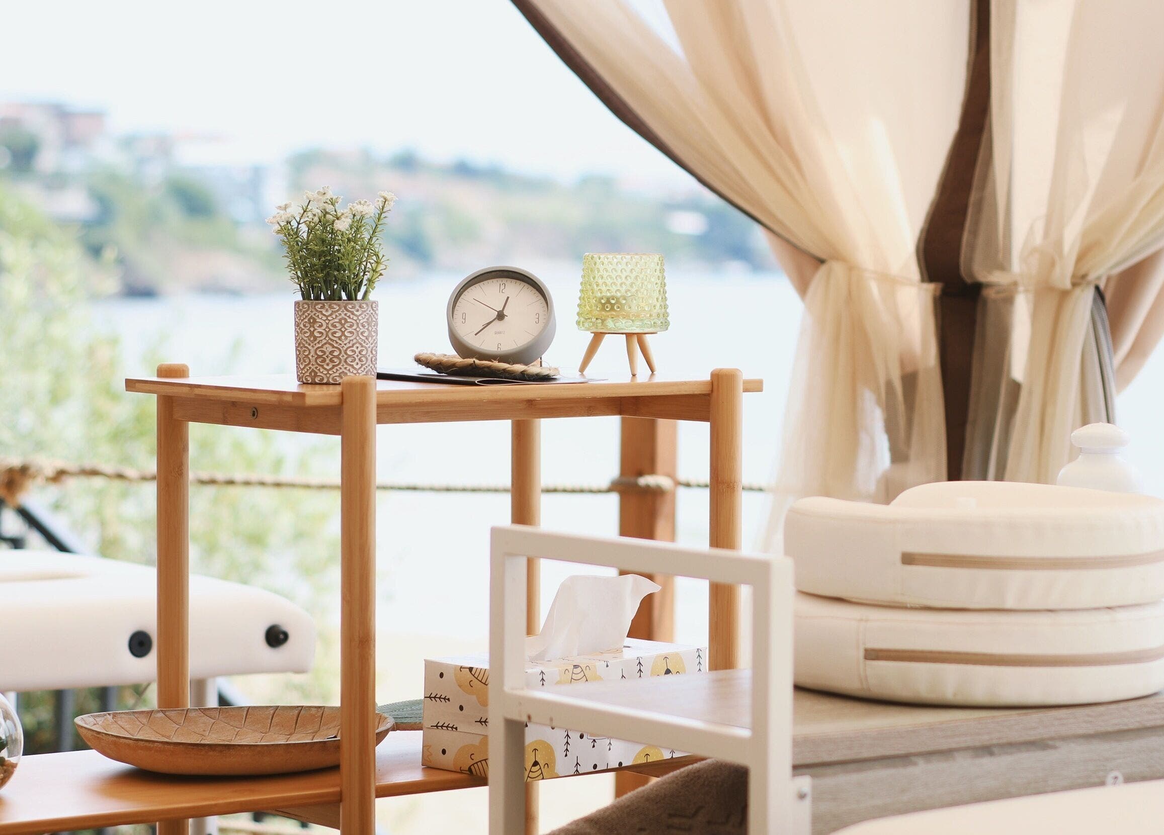 Уютен кът в Evia Spa в Olive Villas Sozopol, Созопол, Бургас, BG с декор на масичка.