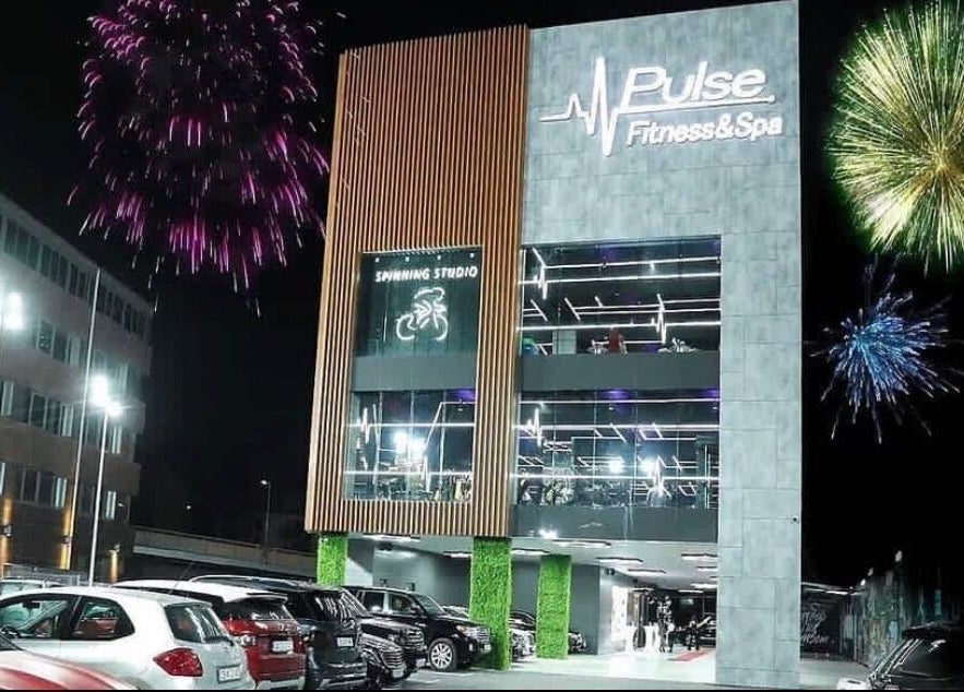 Вход на Evia Spa в Pulse Fitness Mladost Sofia през нощта със сияещи фойерверки, София, Област София, BG.