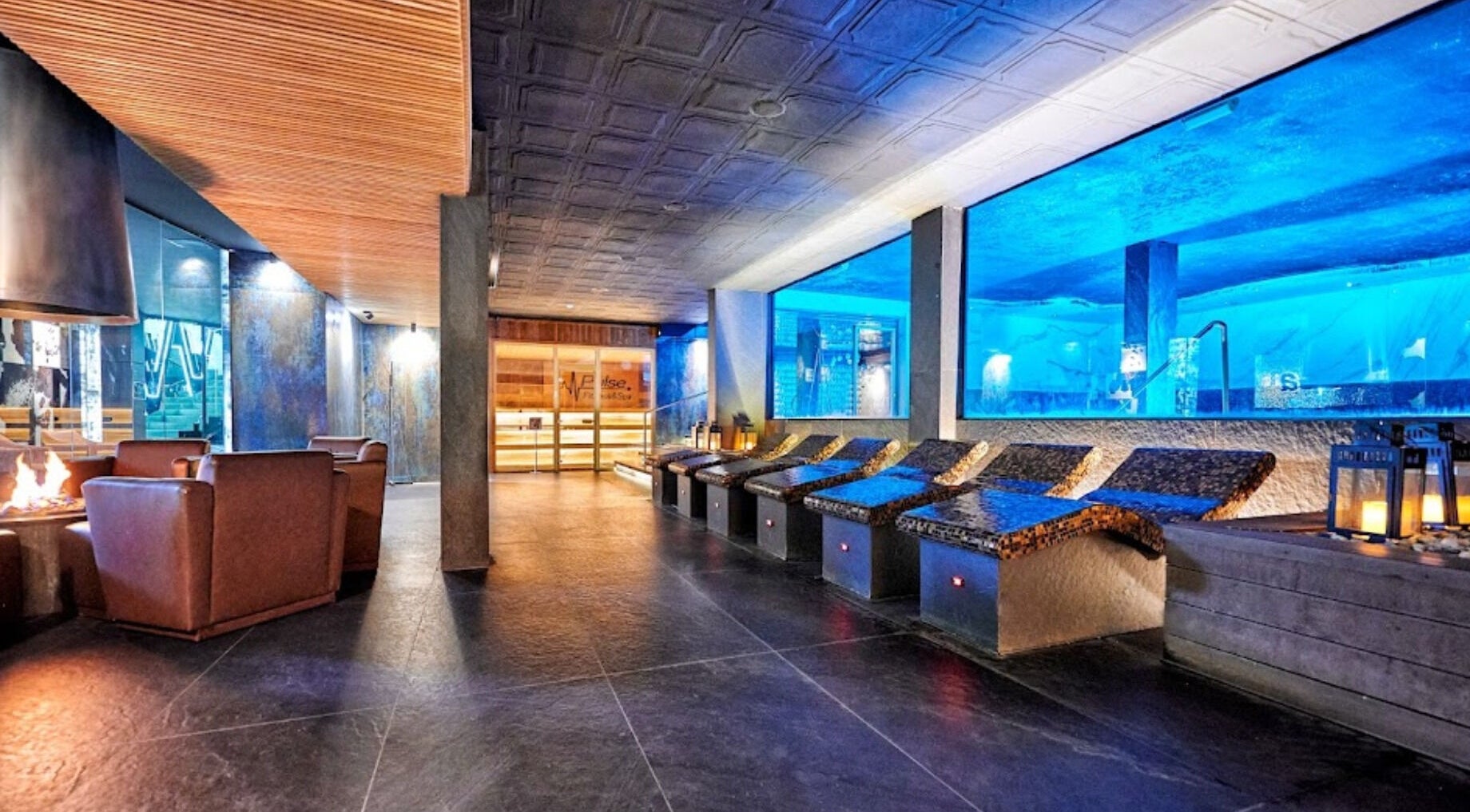 Луксозна зона в Evia Spa в Pulse Fitness Mladost Sofia, София, Област София, BG с комфортни кресла и басейн.