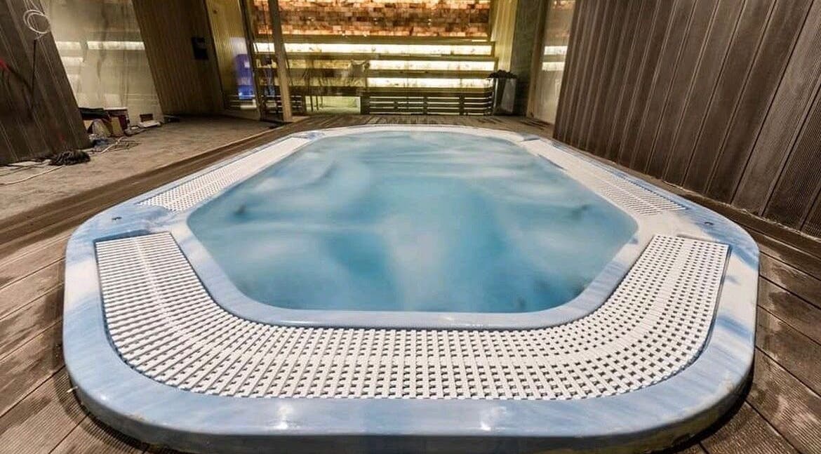 Луксозно джакузи в Evia Spa в Pulse Fitness Plovdiv, Пловдив, Пловдив, BG, идеално за релакс.